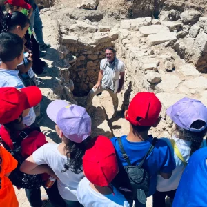 Vincent Michel sensibilise les jeunes qui participent au programme Odyssée à la préservation du patrimoine sur un site archéologique à Hébron en Palestine